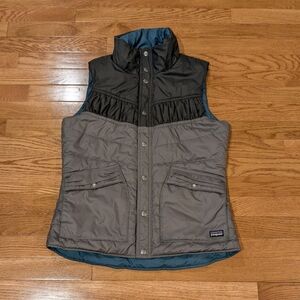 Patagonia Gray And Black Insulated Vest with a teal blue lining Medium